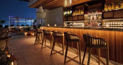 The Hollywood Grande, Autograph Collection