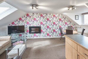 Apartment | Living area | 32-inch flat-screen TV with satellite channels, TV - Apartment 4 At Glencoe (Whitby)