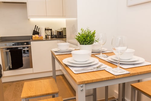 Ziggurat-Close to London-Luton Airport-St Albans Train station-HarryPotter World