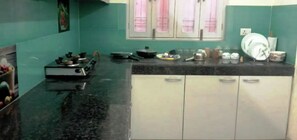 Kühlschrank, Mikrowelle, Wasserkocher, Toaster