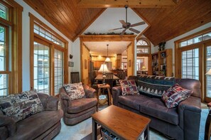 Télévision, lecteur de DVD, livres