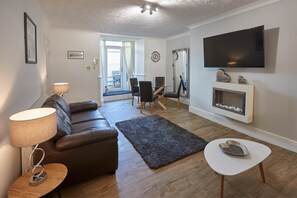 Appartement | Woonruimte | Een 32-inch flatscreentelevisie met satellietzenders en een televisie