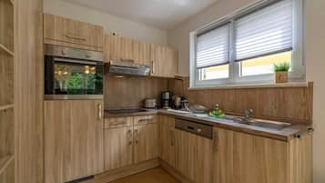 Fridge, oven, dishwasher, coffee/tea maker