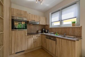 Een koelkast, een oven, een vaatwasser, een koffiezetapparaat/waterkoker