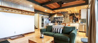 Upgraded Mountain Cabin, Open Floor Plan. Washer/Dryer, Near Winter Shuttle