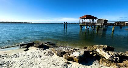 Heated pool at the Heart of Tybee. Walk or bike everywhere 8 bikes for guest.