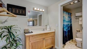 Habitación doble estándar, para no fumadores | Baño | Secadora de cabello, toallas, jabón, shampoo