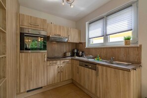 Kylskåp, ugn, diskmaskin och kaffe- och tebryggare