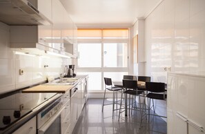Kühlschrank, Geschirrspüler, Kochgeschirr/Geschirr/Besteck