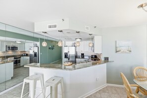 Réfrigérateur, four à micro-ondes, un four, surface de cuisson