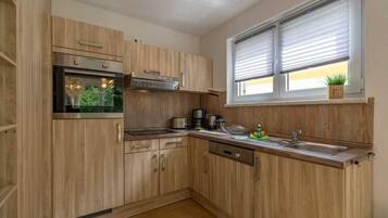 Fridge, oven, dishwasher, coffee/tea maker