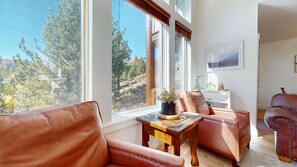Smart TV, fireplace, Netflix, streaming services - Remodeled Home, Private Hot Tub & Garage, Steps to Slopes & Eagle Lodge (Mammoth Lakes)