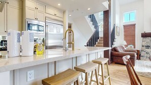 Fridge, microwave, oven, stovetop - Remodeled Home, Private Hot Tub & Garage, Steps to Slopes & Eagle Lodge (Mammoth Lakes)