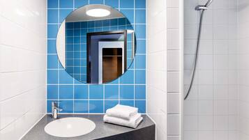 Desk, soundproofing, free WiFi, bed sheets