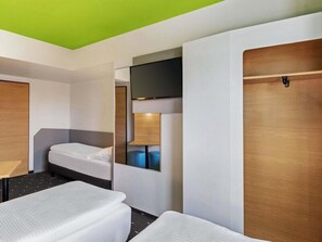 Triple Room | Desk, soundproofing, free WiFi, bed sheets - B&B Hotel Hamburg-Wandsbek (Hamburg)