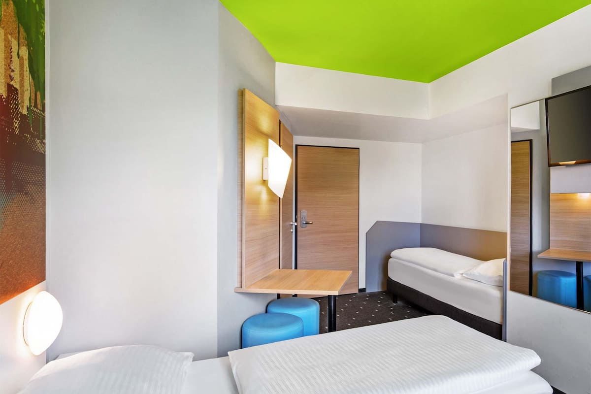 Quarto triplo | Escrivaninha, quartos à prova de som, Wi-Fi de cortesia, roupa de cama