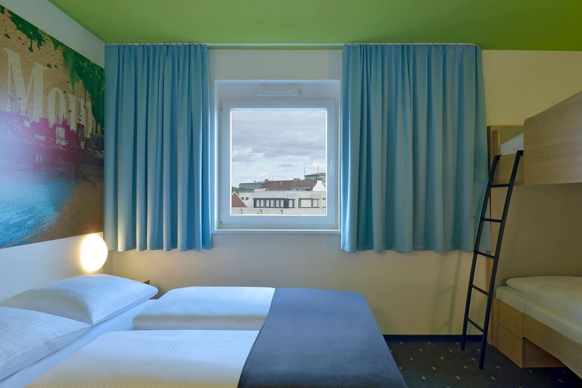 Desk, soundproofing, WiFi (free), bed sheets