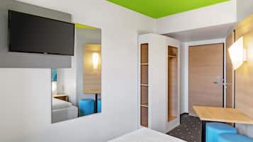 Desk, soundproofing, free WiFi, bed sheets