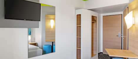 Desk, soundproofing, free WiFi, bed sheets