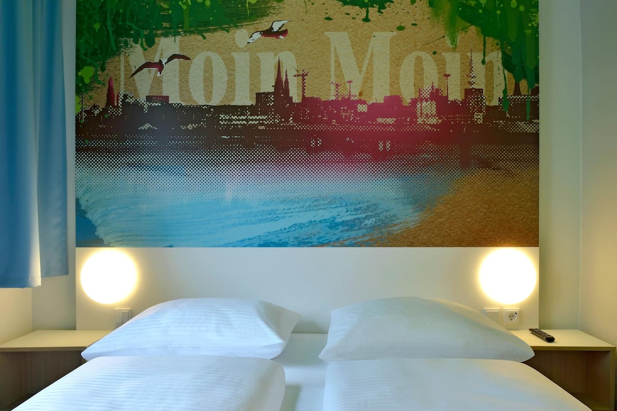 Desk, soundproofing, WiFi (free), bed sheets