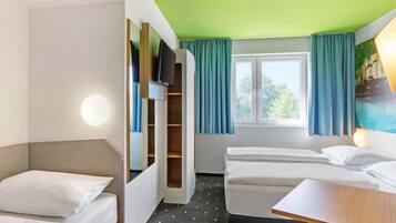 Desk, soundproofing, free WiFi, bed sheets