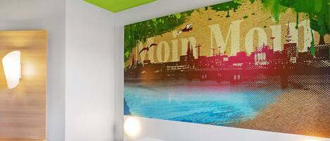 Una scrivania, insonorizzazione, Wi-Fi gratuito, lenzuola