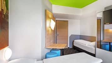 Dreibettzimmer | Schreibtisch, schallisolierte Zimmer, kostenloses WLAN, Bettwäsche
