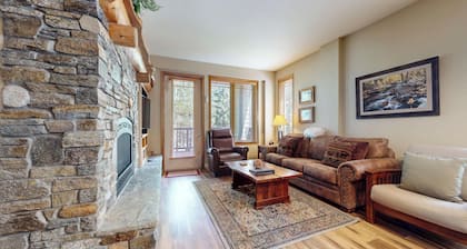 Pet-Friendly Modernized Home on Golf Course! Washer/Dryer, Pool On-site