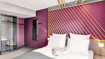 Escrivaninha, quartos à prova de som, Wi-Fi de cortesia, roupa de cama