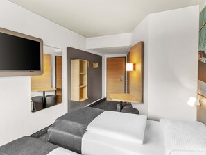 Desk, soundproofing, free WiFi, bed sheets - B&B Hotel Hamburg-Harburg (Hamburg)
