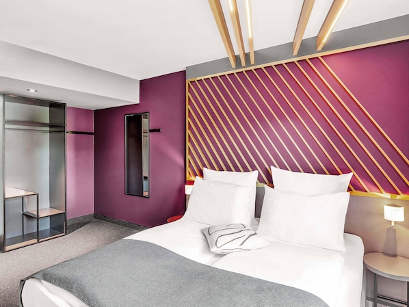 Desk, soundproofing, free WiFi, bed sheets