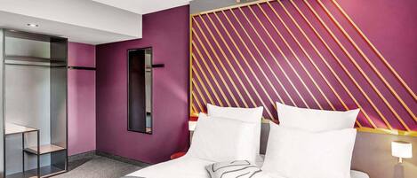 Desk, soundproofing, free WiFi, bed sheets