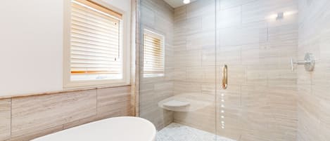 Combined shower/tub, towels