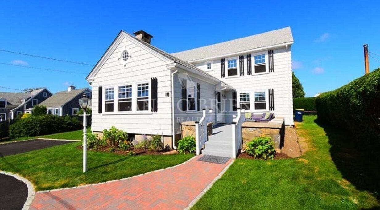 Beautifully remodeled home in Bonnet Shores (Cliff Area) - Narragansett RI