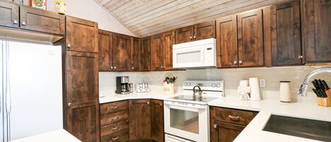 Réfrigérateur, micro-ondes, four, plaque de cuisson