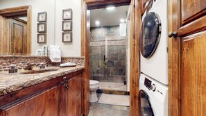 Shower, hair dryer, towels - Pet-Friendly, Remodeled, Relaxing Location, Wash/Dryer. Near Beautiful Trails (Mammoth Lakes)