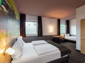 Desk, soundproofing, free WiFi, bed sheets - B&B Hotel Mönchengladbach (Moenchengladbach)