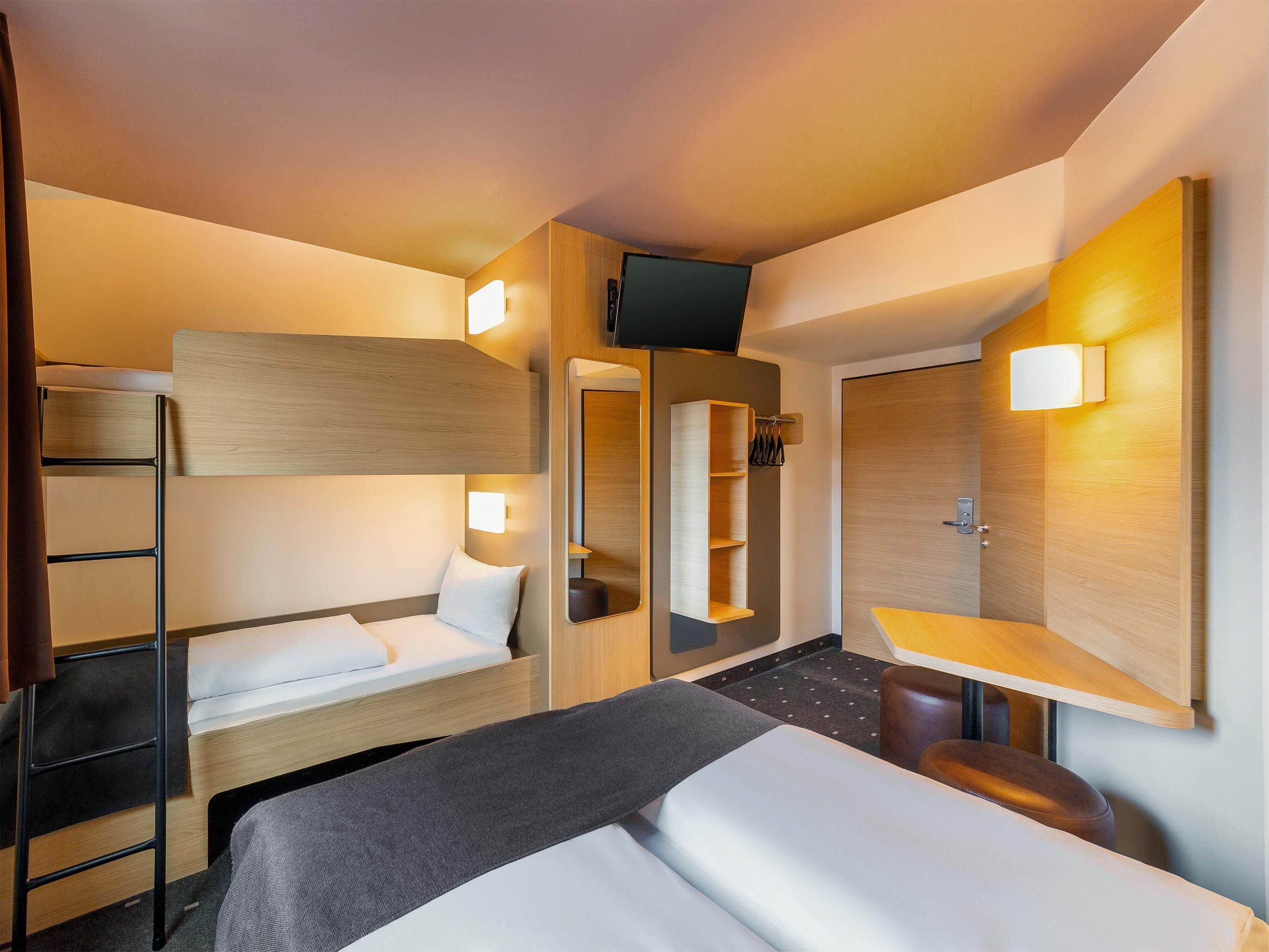 quadruple room | desk, soundproofing, free wifi, bed sheets