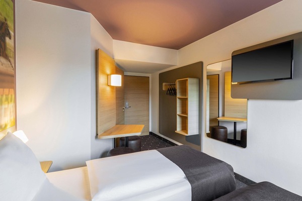 Desk, soundproofing, free WiFi, bed sheets