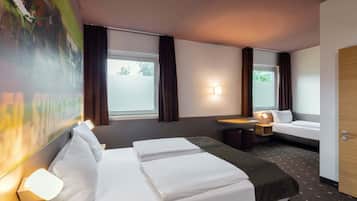 Desk, soundproofing, free WiFi, bed sheets