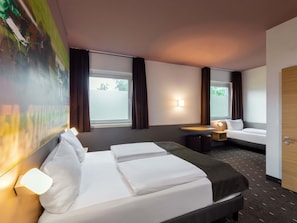 Desk, soundproofing, free WiFi, bed sheets