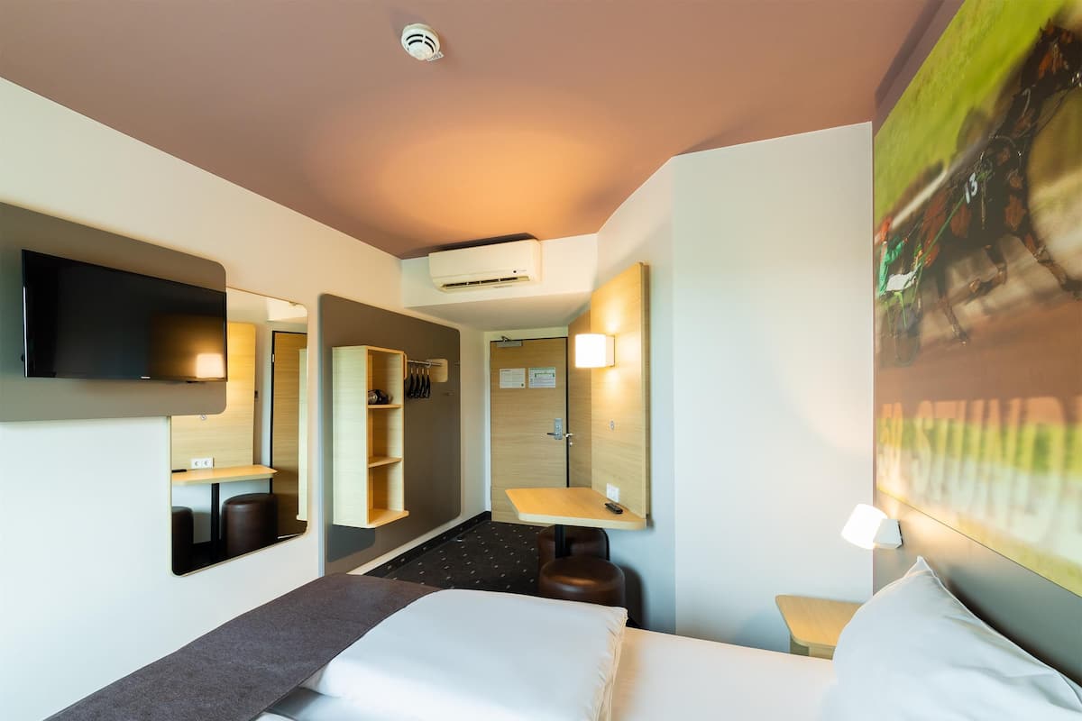 Double Room | Desk, soundproofing, free WiFi, bed sheets