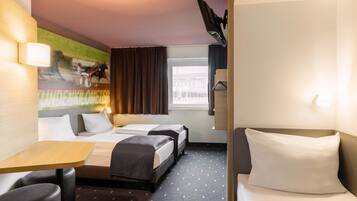 Desk, soundproofing, free WiFi, bed sheets