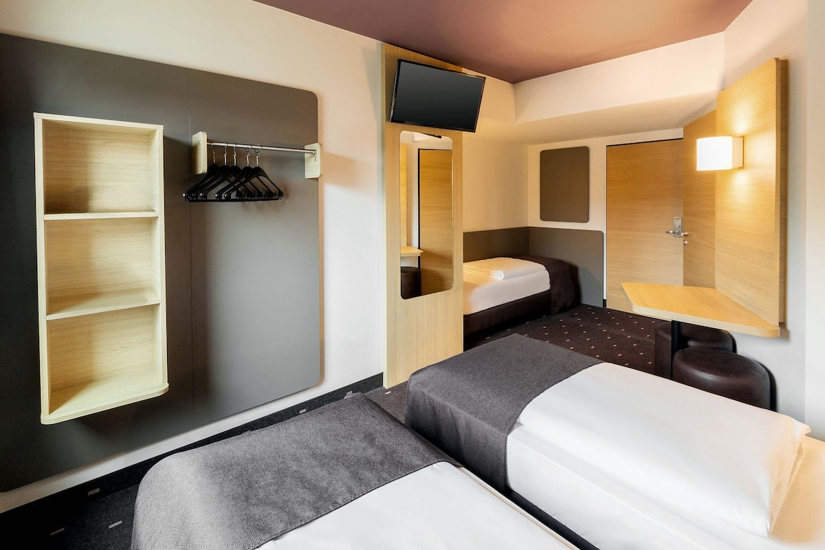 Triple Room | Desk, soundproofing, free WiFi, bed sheets