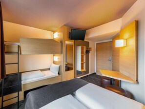 مكتب وتجهيزات عازلة للصوت وواي فاي مجانًا وملاءات أسرّة