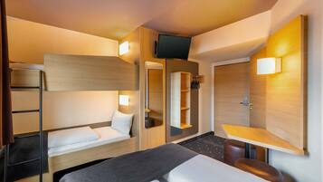 Desk, soundproofing, free WiFi, bed sheets