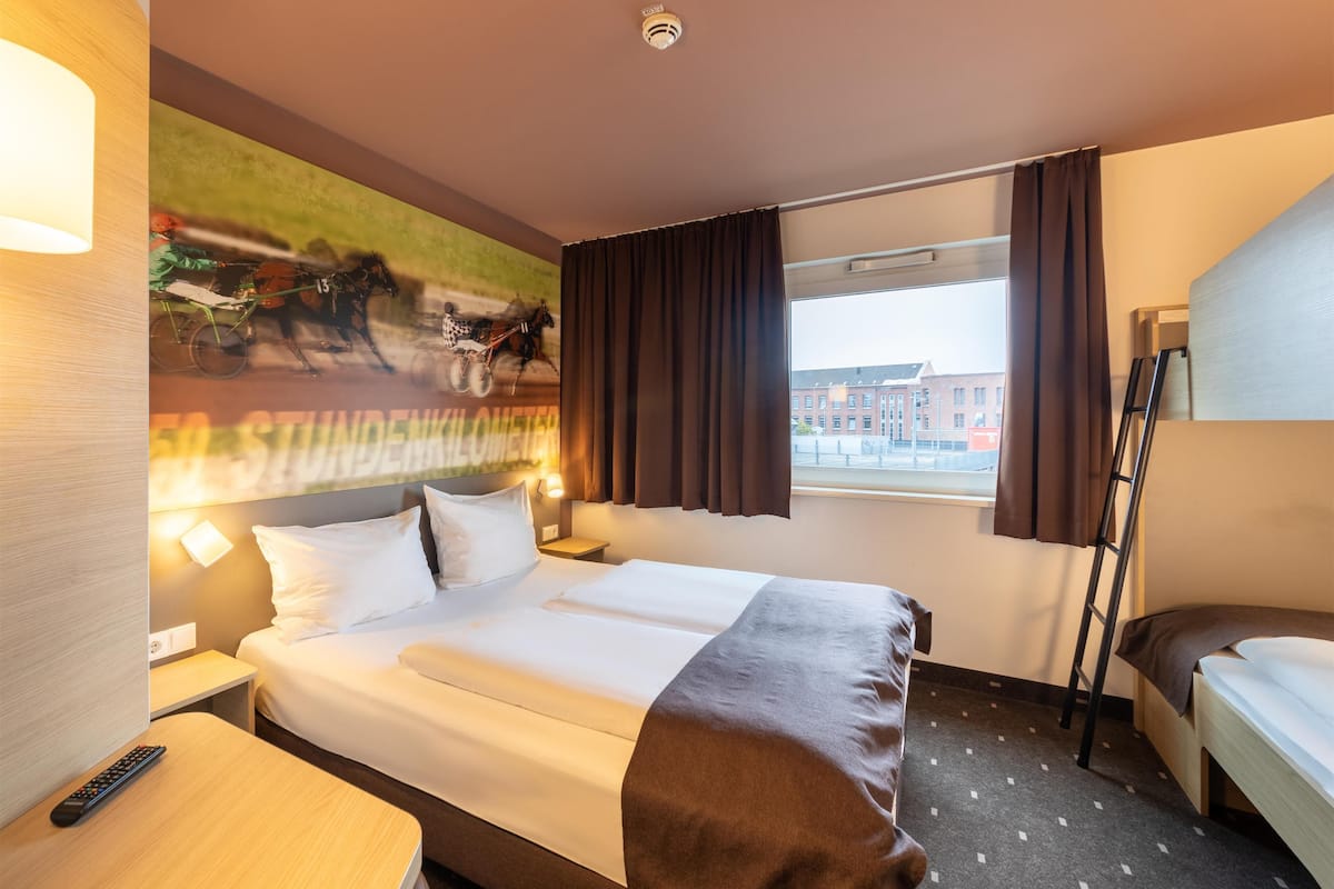 Quadruple Room | Desk, soundproofing, free WiFi, bed sheets