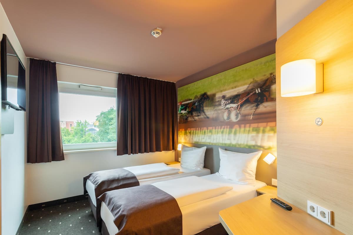 Twin Room | Desk, soundproofing, free WiFi, bed sheets