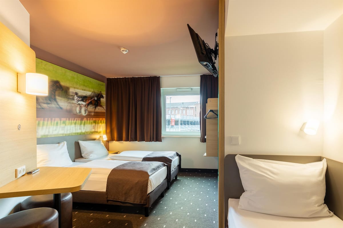 Triple Room | Desk, soundproofing, free WiFi, bed sheets