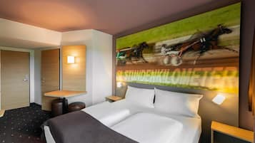 Desk, soundproofing, free WiFi, bed sheets